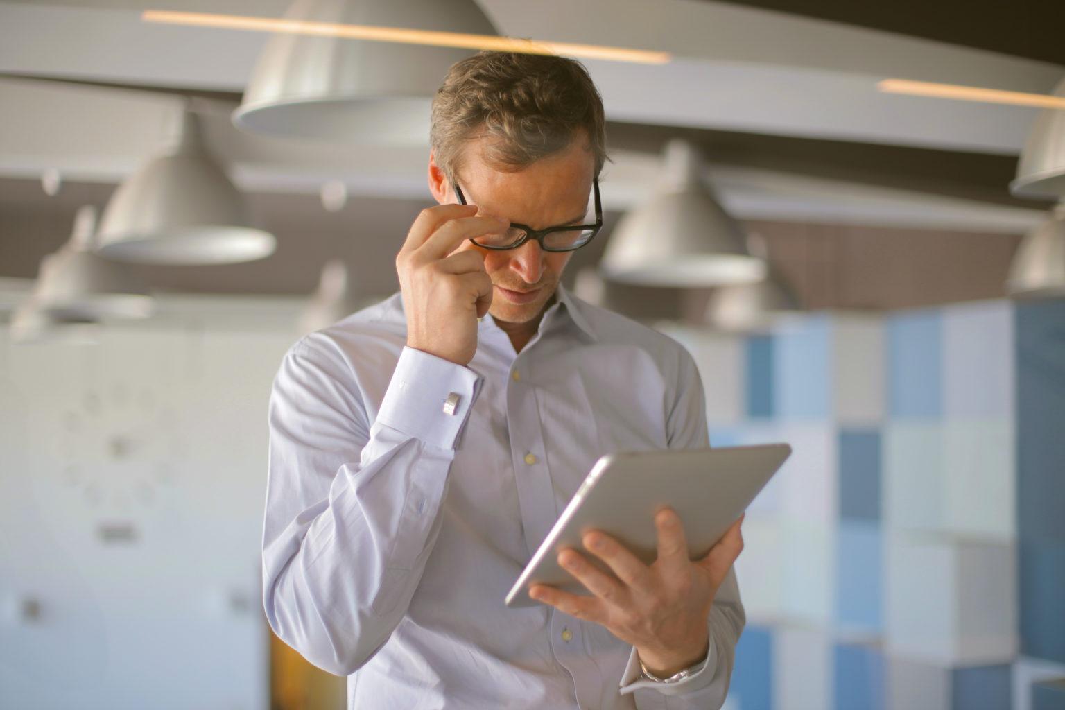 Executivo analisa indicadores num tablet