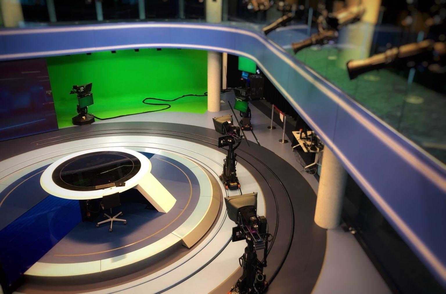 Estúdio de informação televisiva com câmaras e bancada
