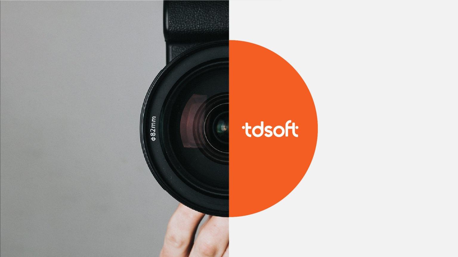 Objetivo de cámara junto a la marca TDSoft en un círculo naranja
